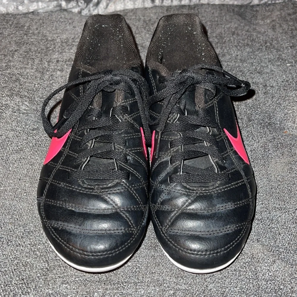 Youth Nike sz 2.5 Soccer Cleats Black & Pink